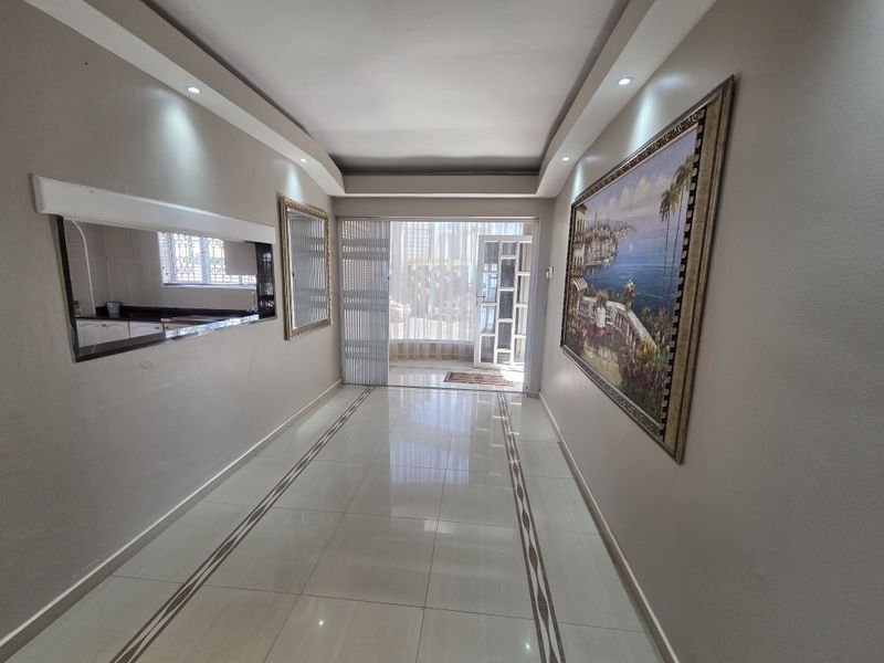 Coastal Luxury Masterpiece: 5 Bedroom Executive Haven On Marine Drive - Photo 7