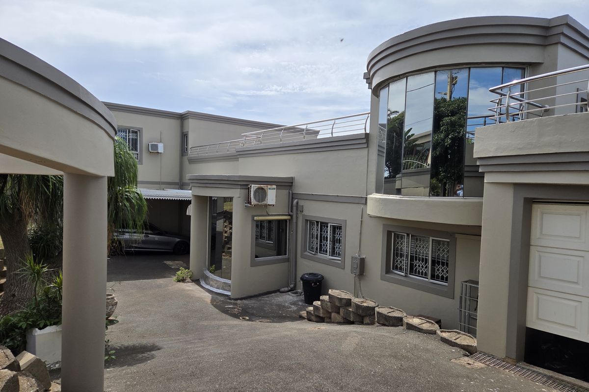 Coastal Luxury Masterpiece: 5 Bedroom Executive Haven On Marine Drive - Photo 2