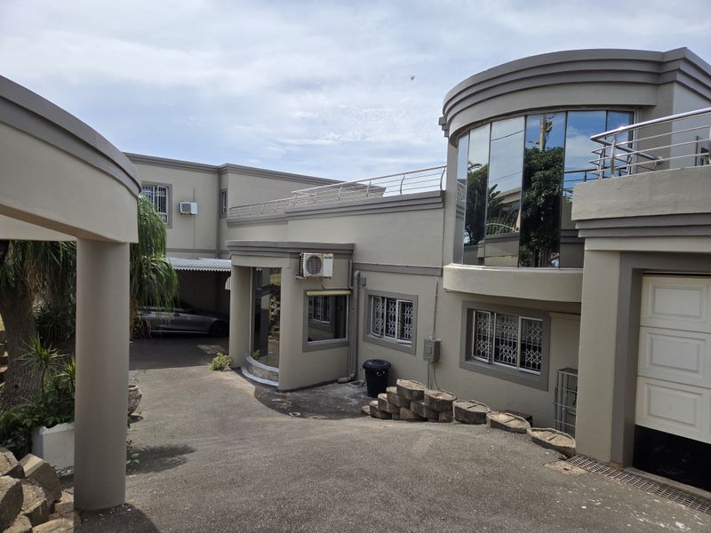 Coastal Luxury Masterpiece: 5 Bedroom Executive Haven On Marine Drive - Photo 2