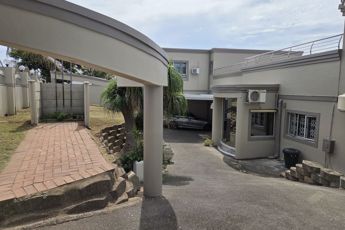 Coastal Luxury Masterpiece: 5 Bedroom Executive Haven On Marine Drive - Photo 3