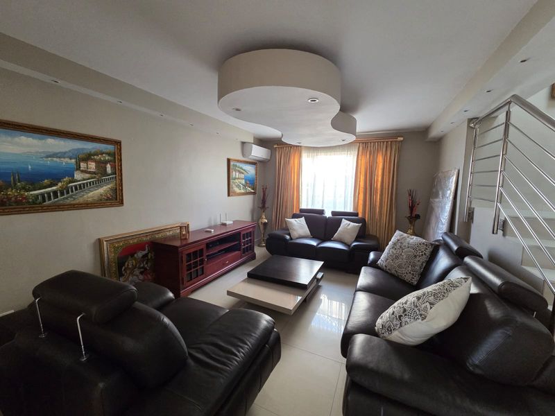 Coastal Luxury Masterpiece: 5 Bedroom Executive Haven On Marine Drive - Photo 9