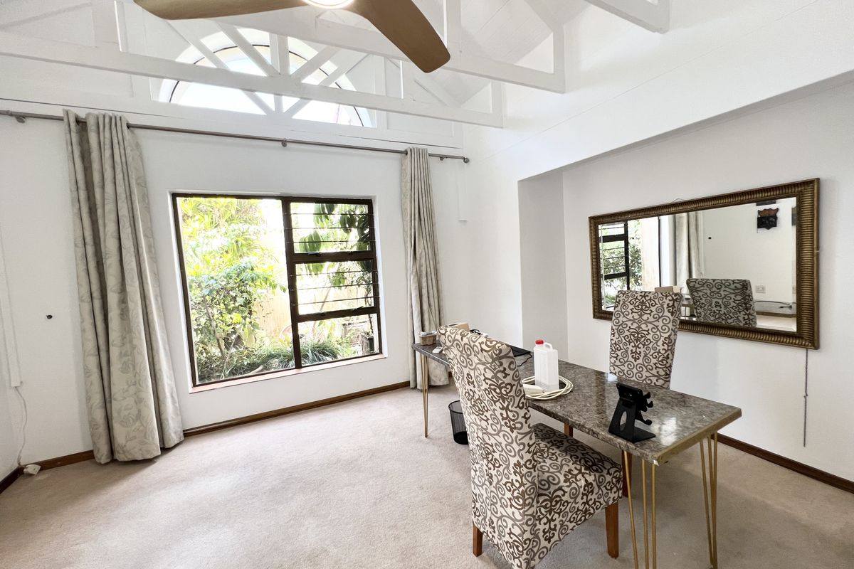 Luxury 4 Bedroom freestanding home overlooking the golf course - Photo 4
