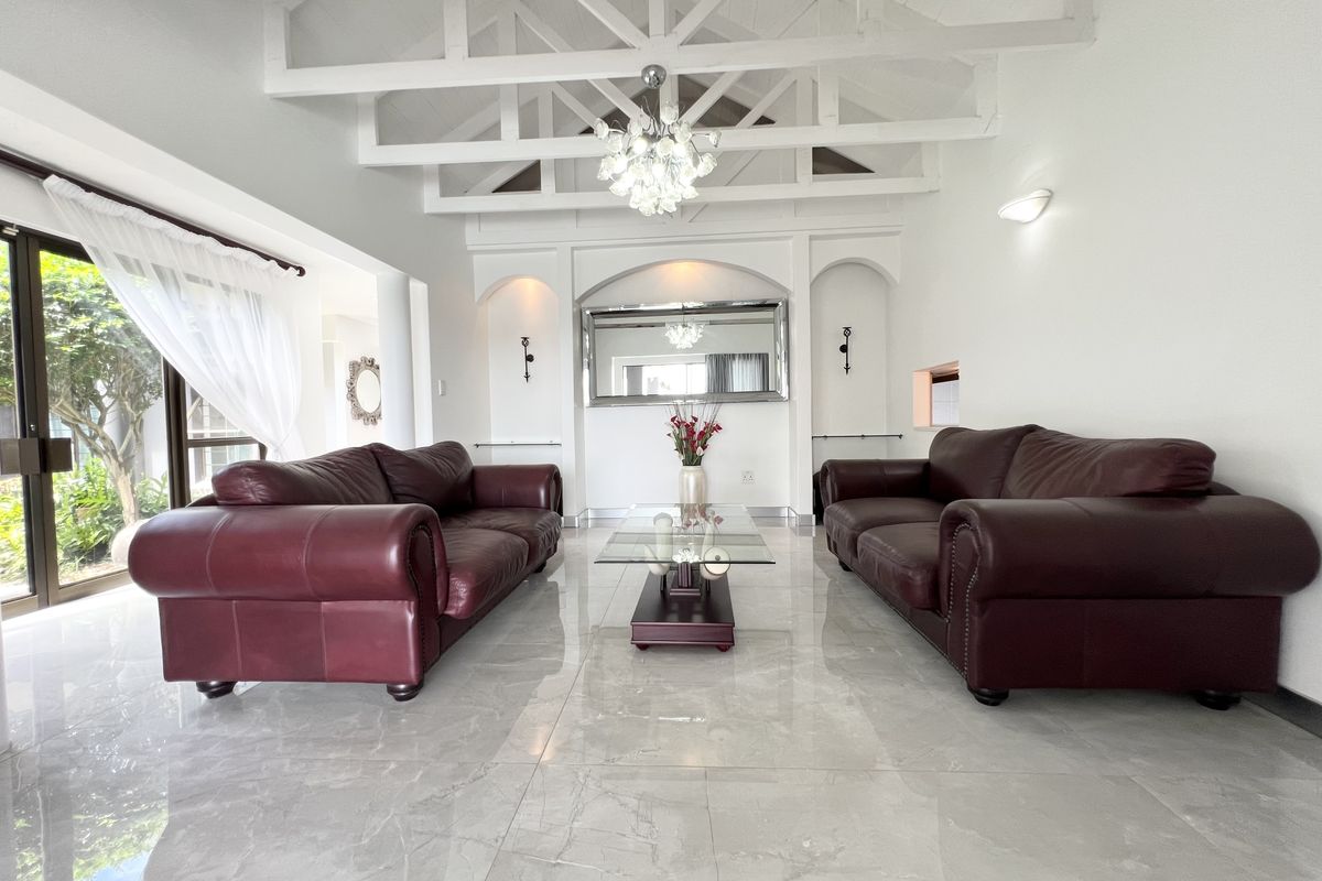 Luxury 4 Bedroom freestanding home overlooking the golf course - Photo 3