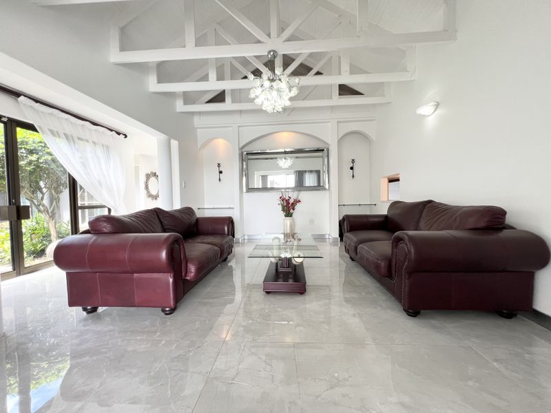 Luxury 4 Bedroom freestanding home overlooking the golf course - Photo 3