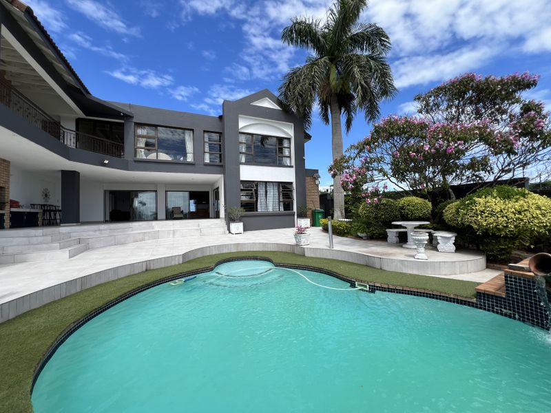 Luxury 4 Bedroom freestanding home overlooking the golf course - Photo 1
