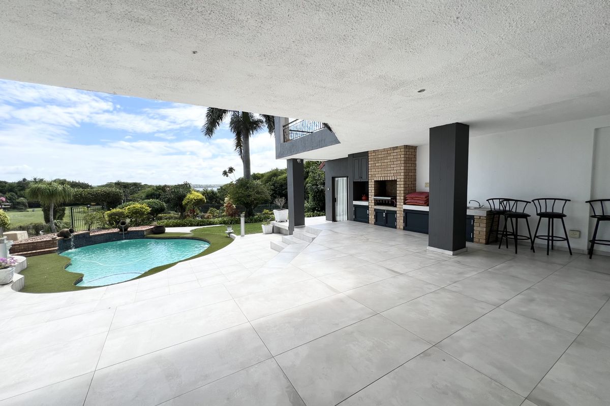 Luxury 4 Bedroom freestanding home overlooking the golf course - Photo 2