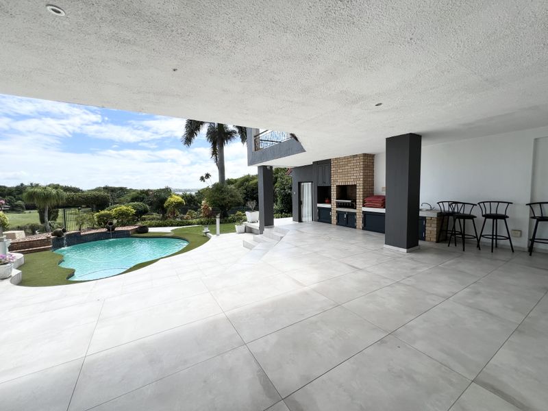Luxury 4 Bedroom freestanding home overlooking the golf course - Photo 2