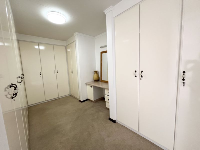 Luxury 4 Bedroom freestanding home overlooking the golf course - Photo 9