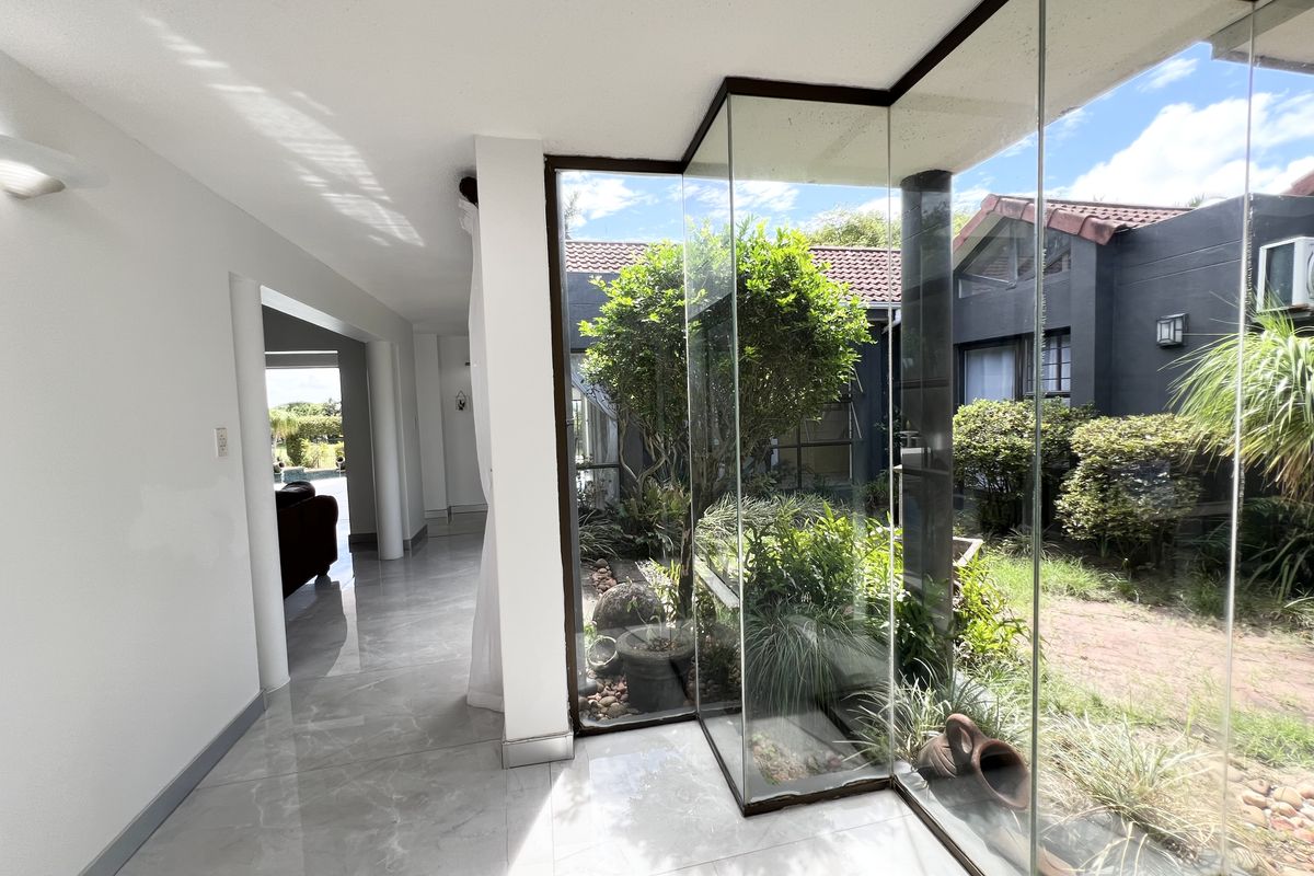 Luxury 4 Bedroom freestanding home overlooking the golf course - Photo 5