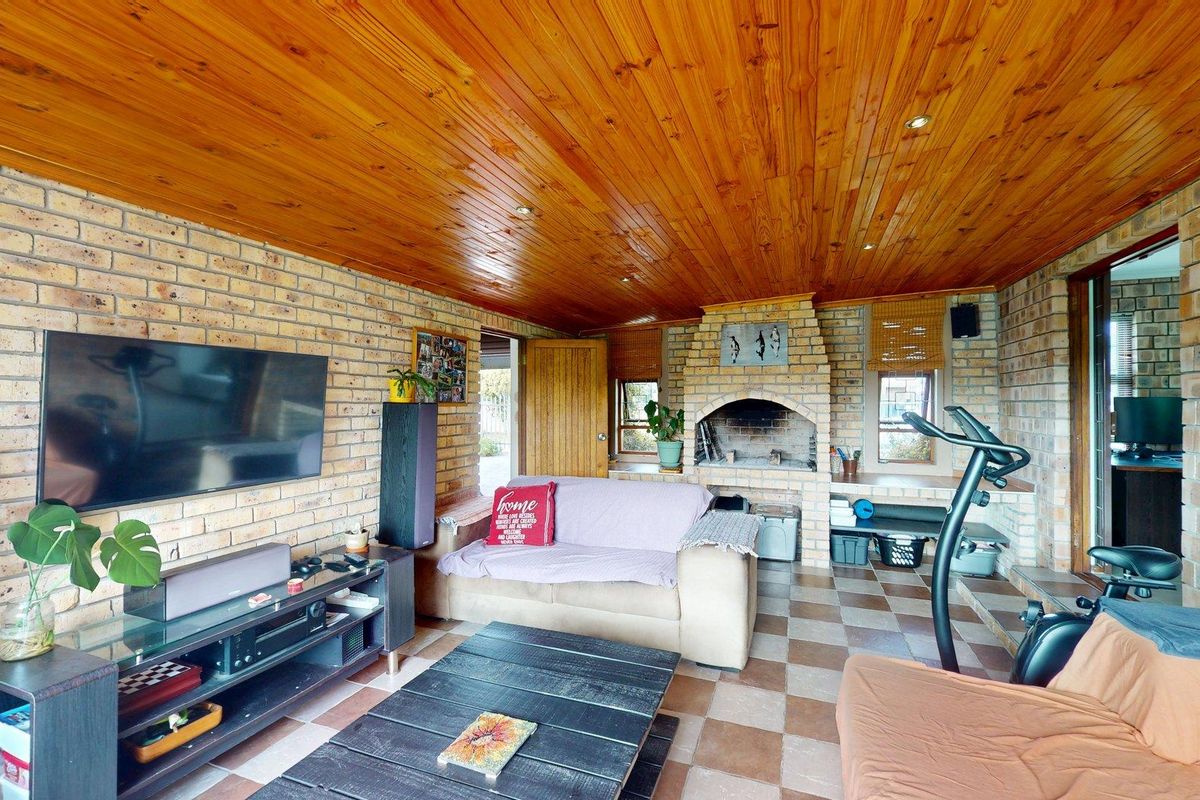 Charming 2-Bedroom Home With Spacious Living Areas & Drive-Through Garage - Photo 4