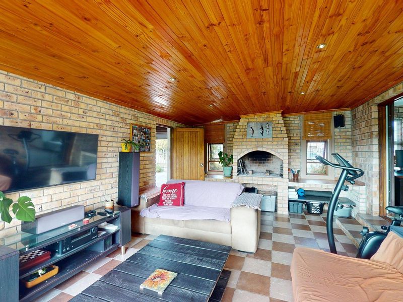 Charming 2-Bedroom Home With Spacious Living Areas & Drive-Through Garage - Photo 4