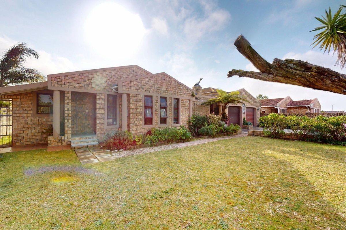 Charming 2-Bedroom Home With Spacious Living Areas & Drive-Through Garage - Photo 2