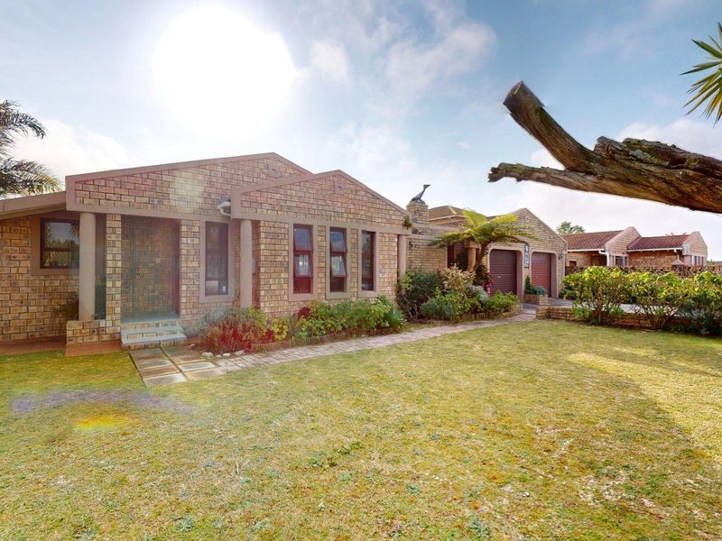 Charming 2-Bedroom Home With Spacious Living Areas & Drive-Through Garage - Photo 2