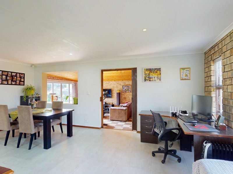 Charming 2-Bedroom Home With Spacious Living Areas & Drive-Through Garage - Photo 6