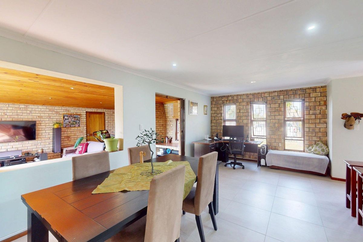 Charming 2-Bedroom Home With Spacious Living Areas & Drive-Through Garage - Photo 5