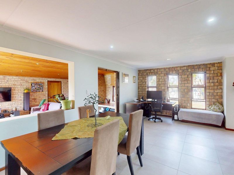 Charming 2-Bedroom Home With Spacious Living Areas & Drive-Through Garage - Photo 5