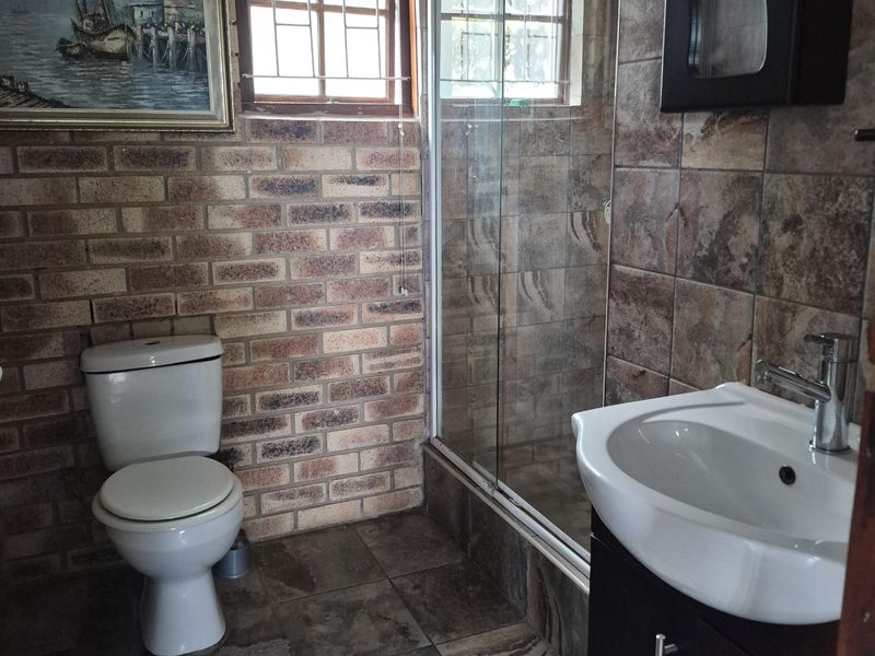 “ Renovated Open plan Living with 2-bedroom, 1 Bath  R480 000.00.” - Photo 4