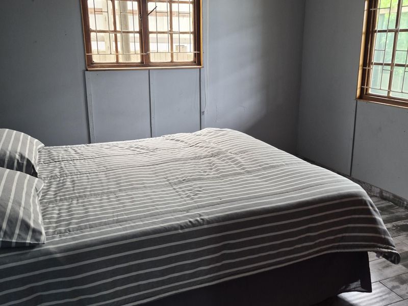 “ Renovated Open plan Living with 2-bedroom, 1 Bath  R480 000.00.” - Photo 5