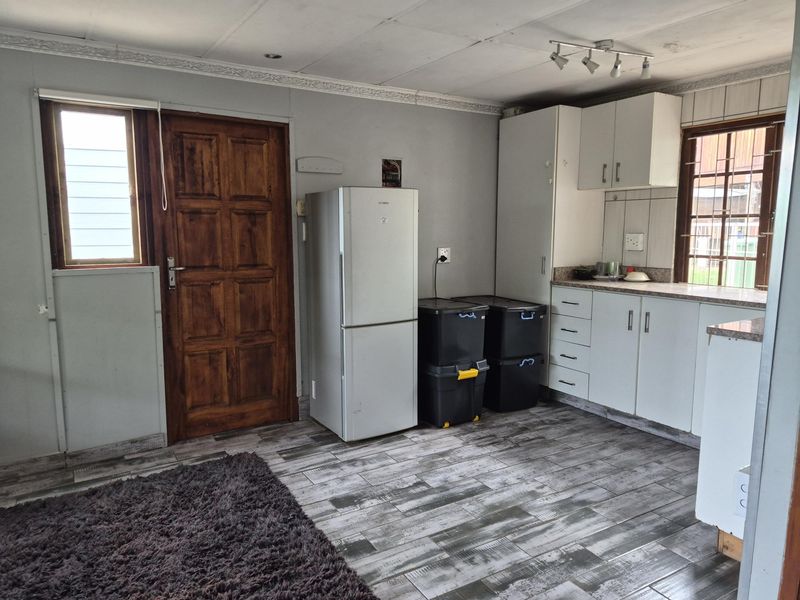 “ Renovated Open plan Living with 2-bedroom, 1 Bath  R480 000.00.” - Photo 7