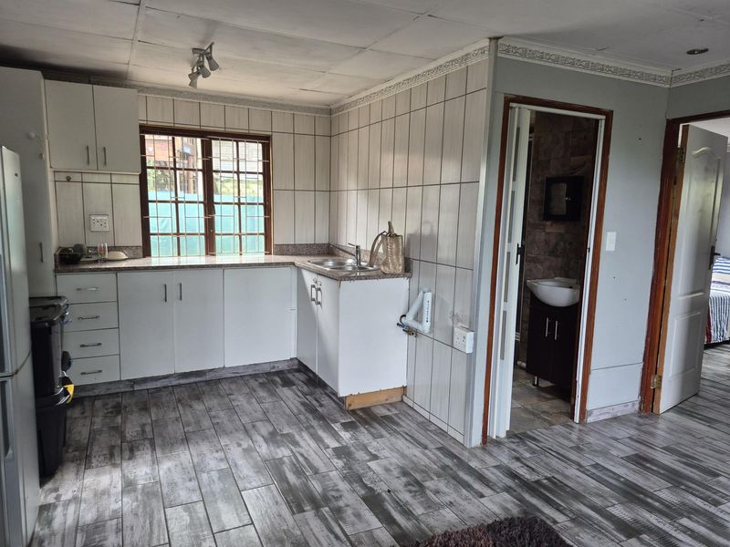 “ Renovated Open plan Living with 2-bedroom, 1 Bath  R480 000.00.” - Photo 2