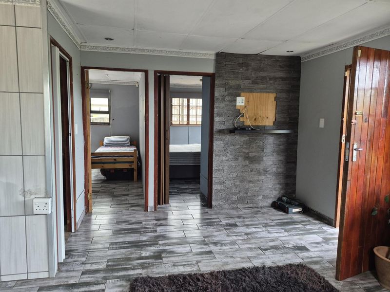 “ Renovated Open plan Living with 2-bedroom, 1 Bath  R480 000.00.” - Photo 3