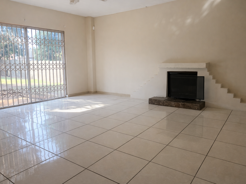 Neat secure 4Bed 3bath Home with Study sparkling pool and ample parking in Witpoortjie-1 April 2026 - Photo 4