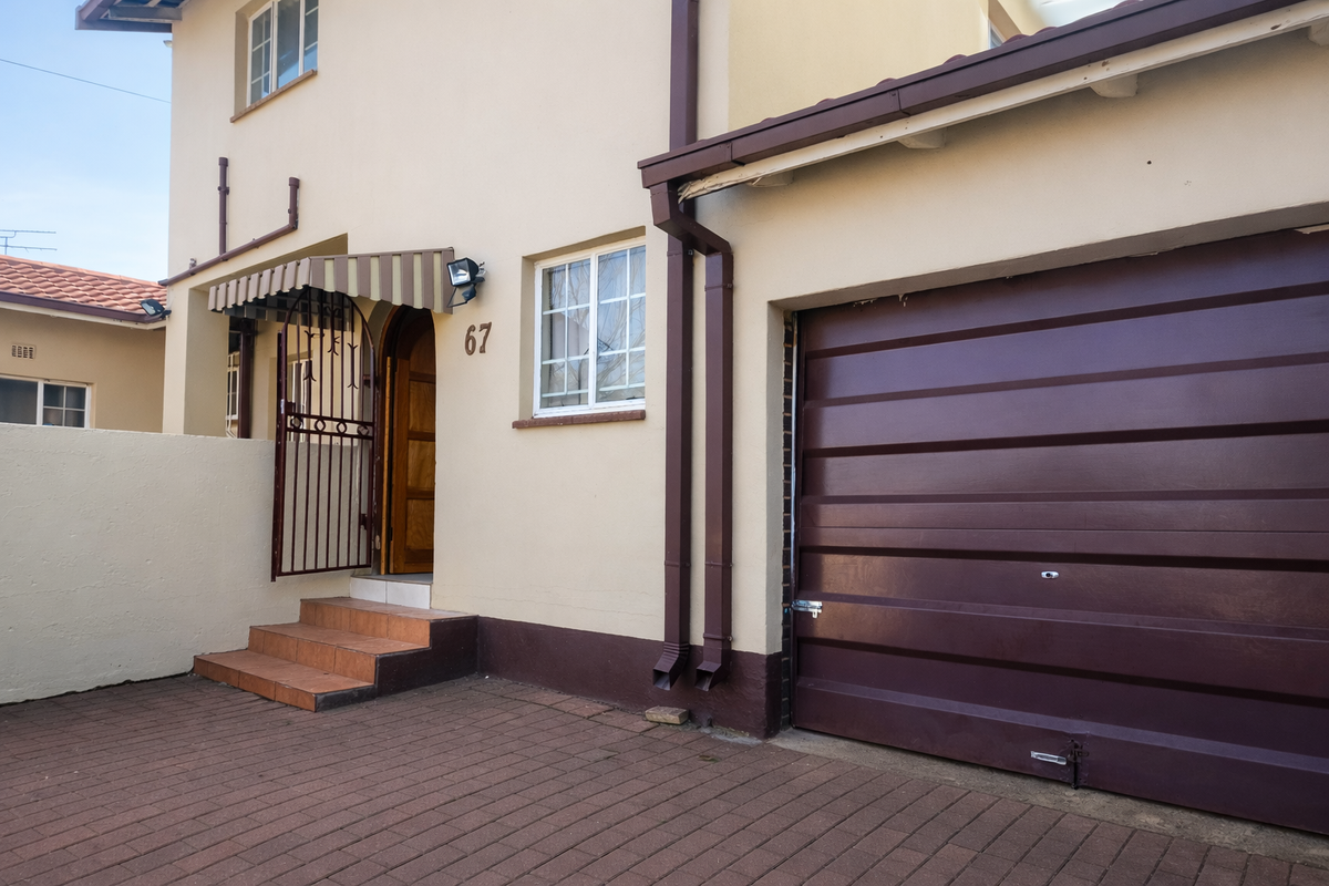 Neat secure 4Bed 3bath Home with Study sparkling pool and ample parking in Witpoortjie-1 April 2026 - Photo 3