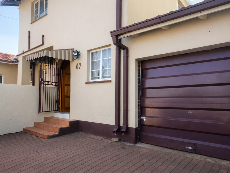 Neat secure 4Bed 3bath Home with Study sparkling pool and ample parking in Witpoortjie-1 April 2026 - Photo 3