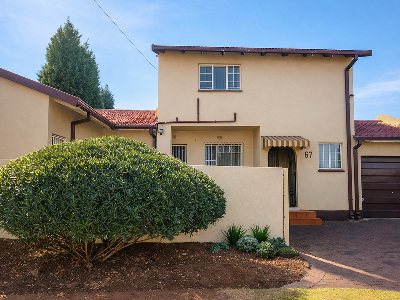 Neat secure 4Bed 3bath Home with Study sparkling pool and ample parking in Witpoortjie-1 April 2026 - Photo 2