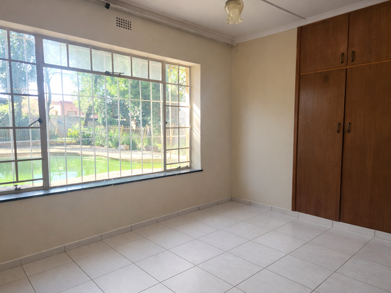 Neat secure 4Bed 3bath Home with Study sparkling pool and ample parking in Witpoortjie-1 April 2026 - Photo 8