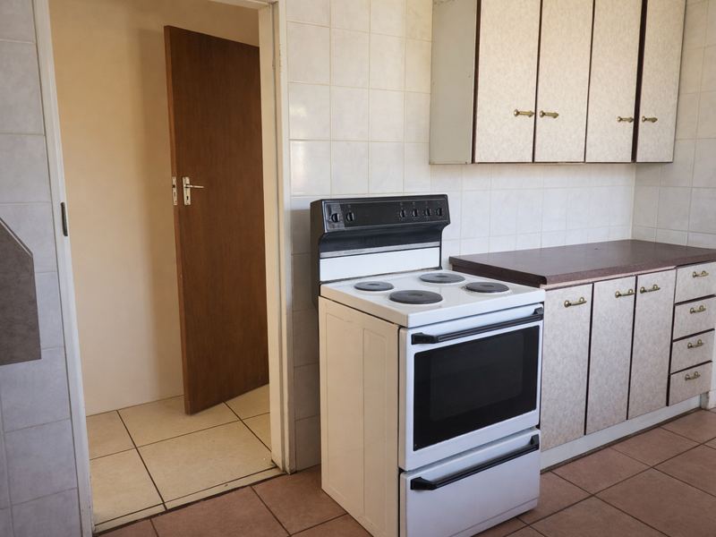 Neat secure 4Bed 3bath Home with Study sparkling pool and ample parking in Witpoortjie-1 April 2026 - Photo 6