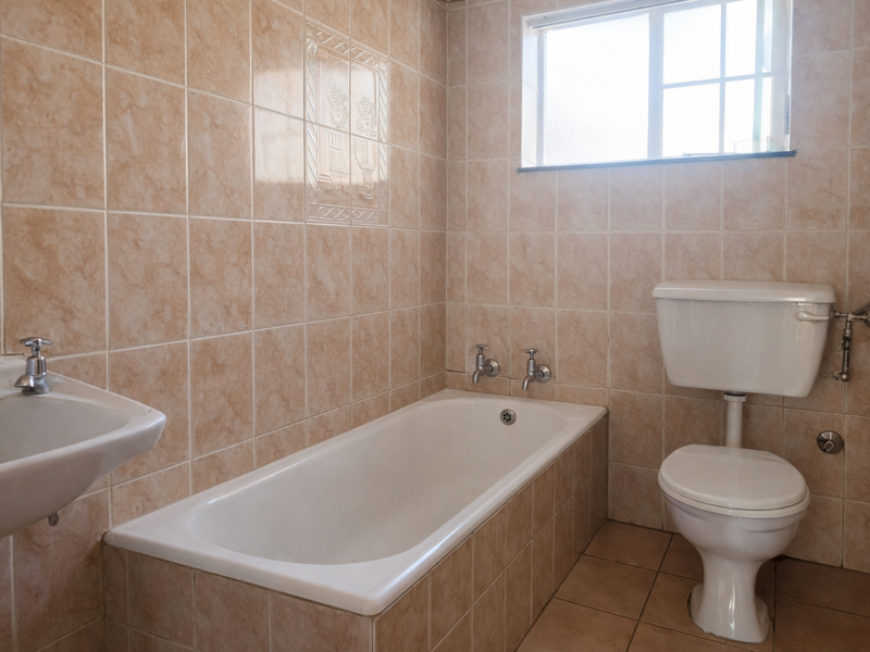 Neat secure 4Bed 3bath Home with Study sparkling pool and ample parking in Witpoortjie-1 April 2026 - Photo 7