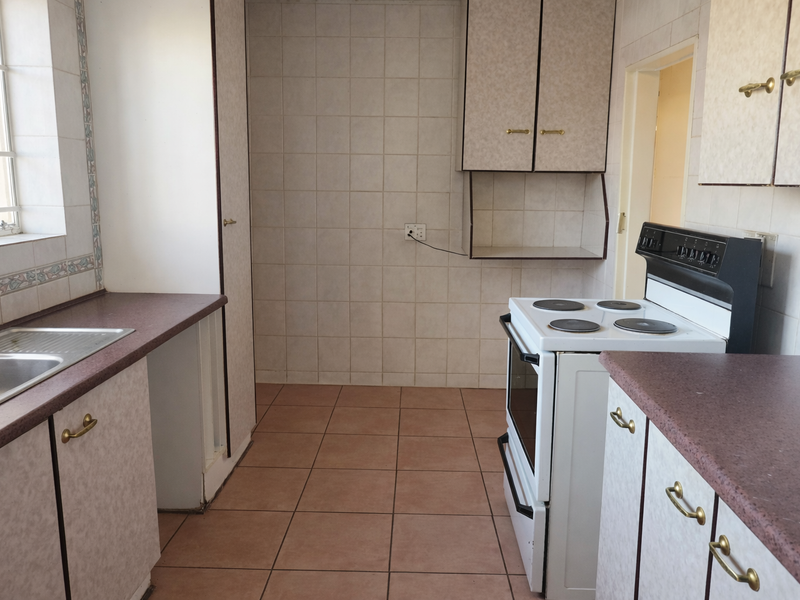 Neat secure 4Bed 3bath Home with Study sparkling pool and ample parking in Witpoortjie-1 April 2026 - Photo 5