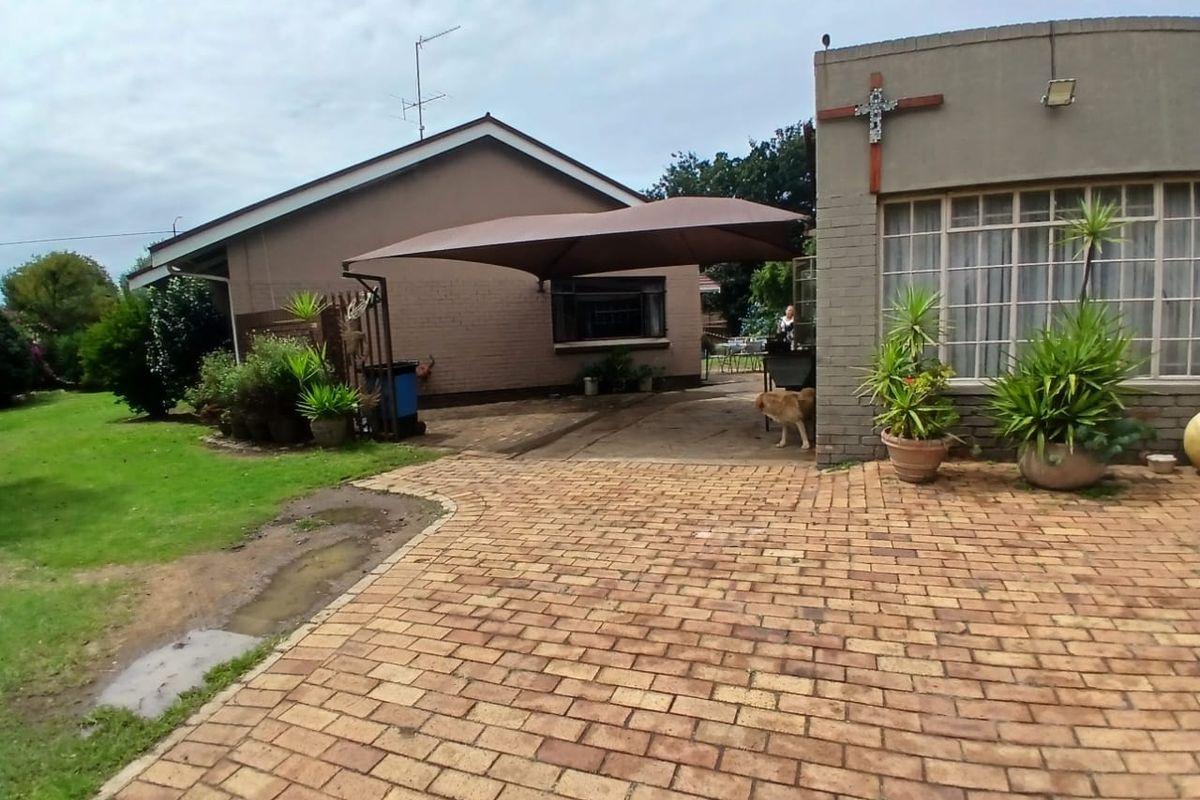 PRIME POSITION: BEAUTIFUL 4-BEDROOM HOUSE - Photo 3