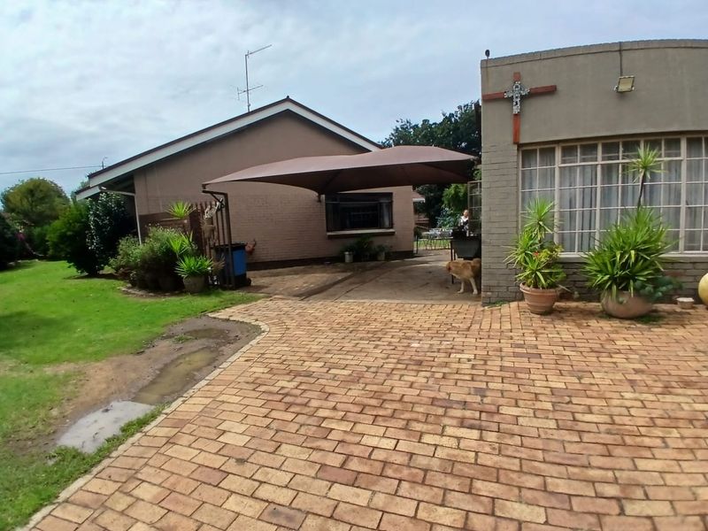 PRIME POSITION: BEAUTIFUL 4-BEDROOM HOUSE - Photo 3