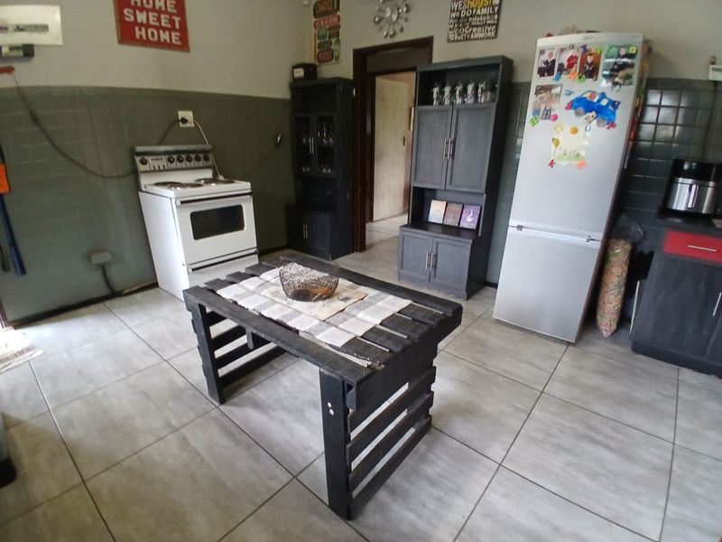 PRIME POSITION: BEAUTIFUL 4-BEDROOM HOUSE - Photo 7