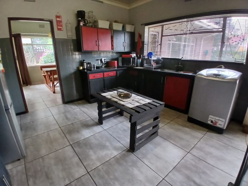 PRIME POSITION: BEAUTIFUL 4-BEDROOM HOUSE - Photo 8