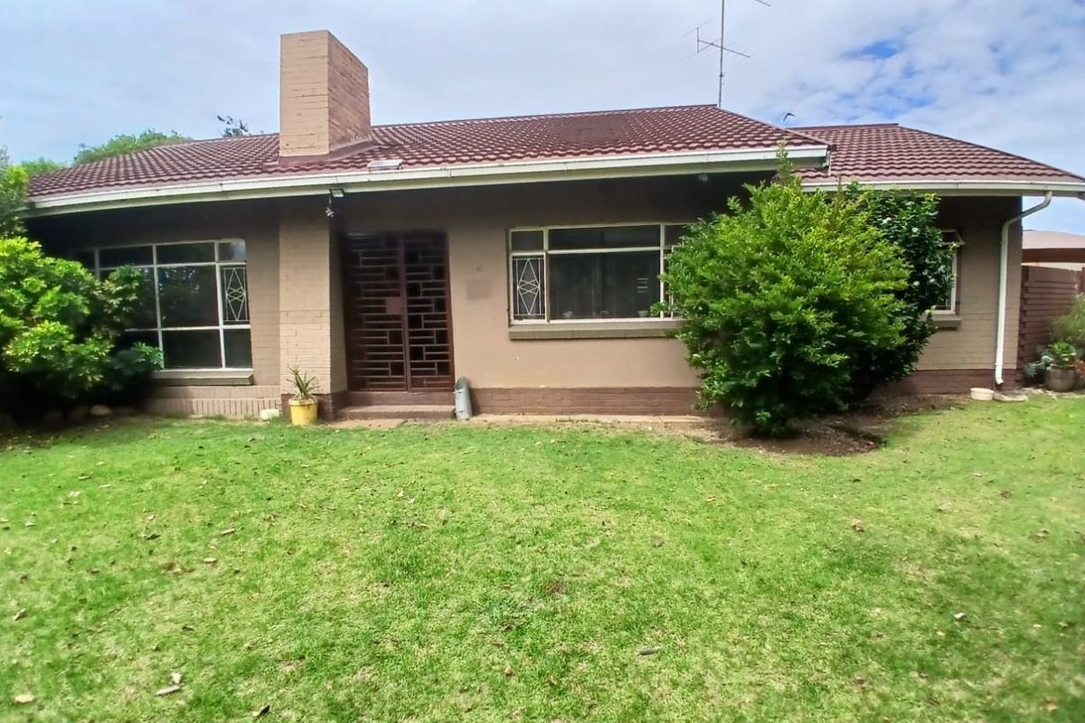 PRIME POSITION: BEAUTIFUL 4-BEDROOM HOUSE - Photo 2