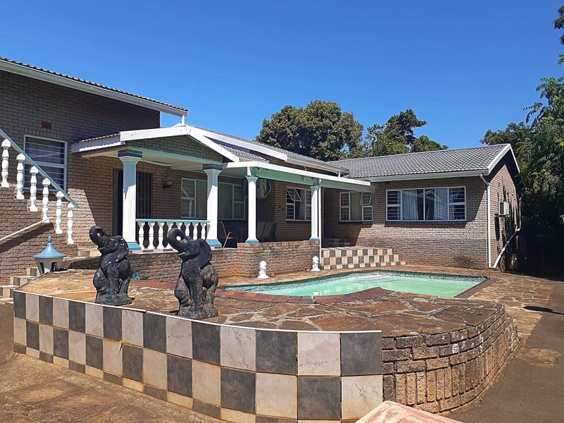 4 Bedroom House For Sale in Amanzimtoti - Photo 2