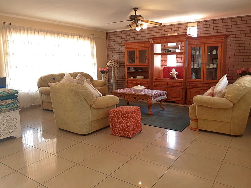 4 Bedroom House For Sale in Amanzimtoti - Photo 8