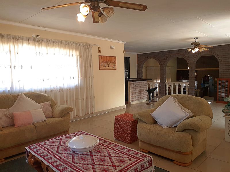 4 Bedroom House For Sale in Amanzimtoti - Photo 9