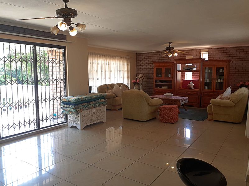 4 Bedroom House For Sale in Amanzimtoti - Photo 7