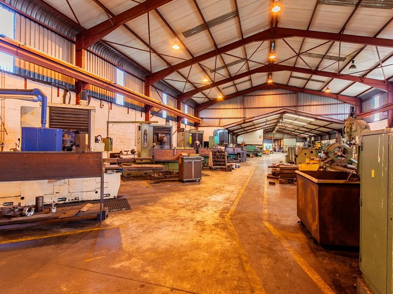 Industrial Warehouse and Steelworks Facility on 5 Hectares in Strategic Logistics Corridor - Photo 8