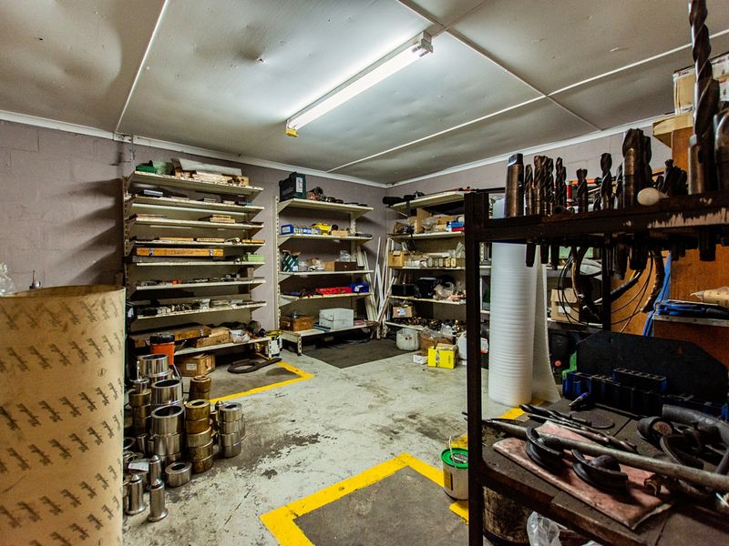 Industrial Warehouse and Steelworks Facility on 5 Hectares in Strategic Logistics Corridor - Photo 4