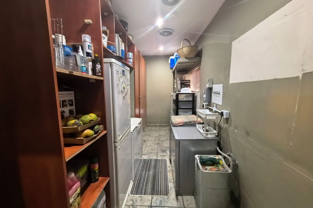 Modern 3-Bedroom Home with Indoor Jacuzzi and Stylish Finishes - Photo 5