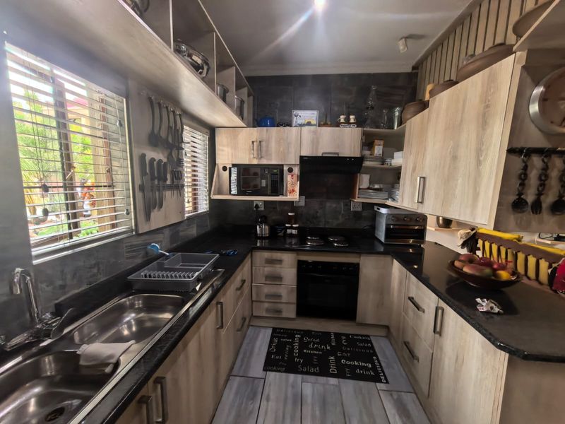 Modern 3-Bedroom Home with Indoor Jacuzzi and Stylish Finishes - Photo 4