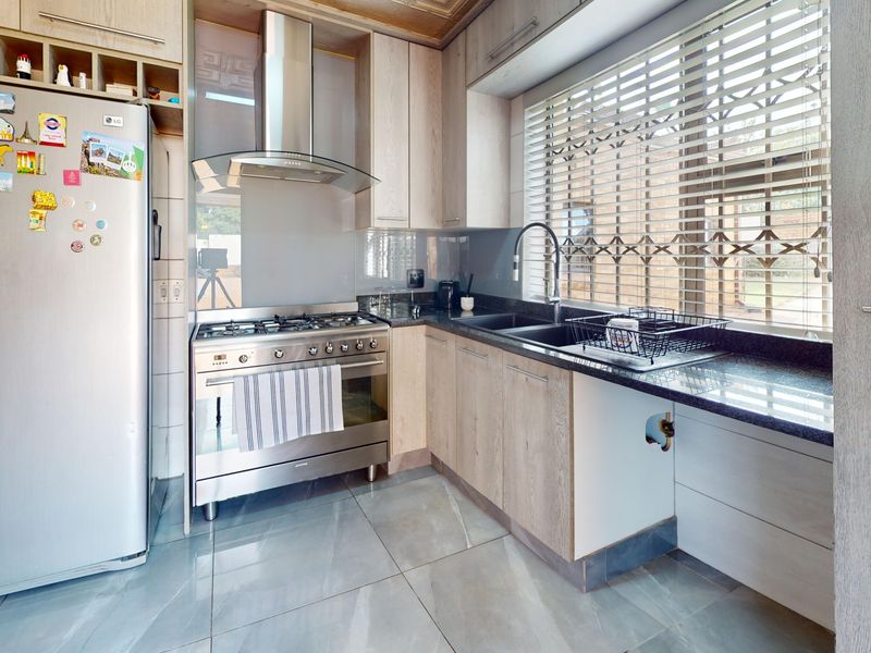 Starting to bid from R1,499,000! Non-Distressed Live Luxury Auction! - Photo 3