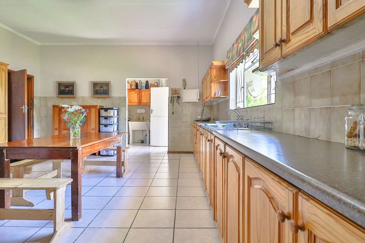 Charming Family Home in Cradock East - Photo 3