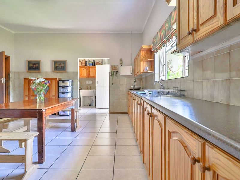 Charming Family Home in Cradock East - Photo 3