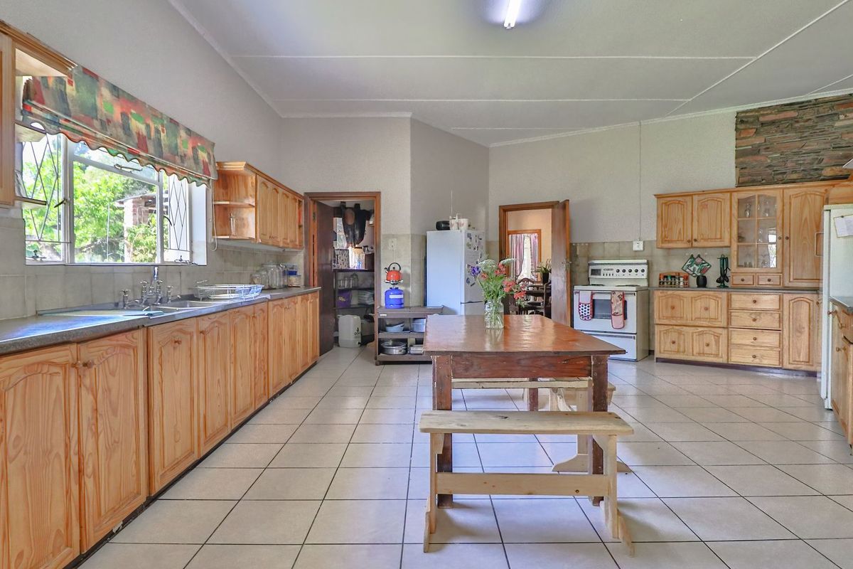 Charming Family Home in Cradock East - Photo 2